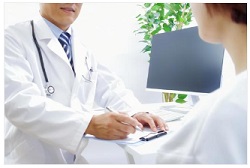 患者に説明する医師