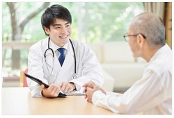 お年寄りに説明する医師