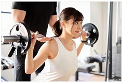 スクワットする女性
