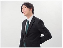 腰が痛い男性